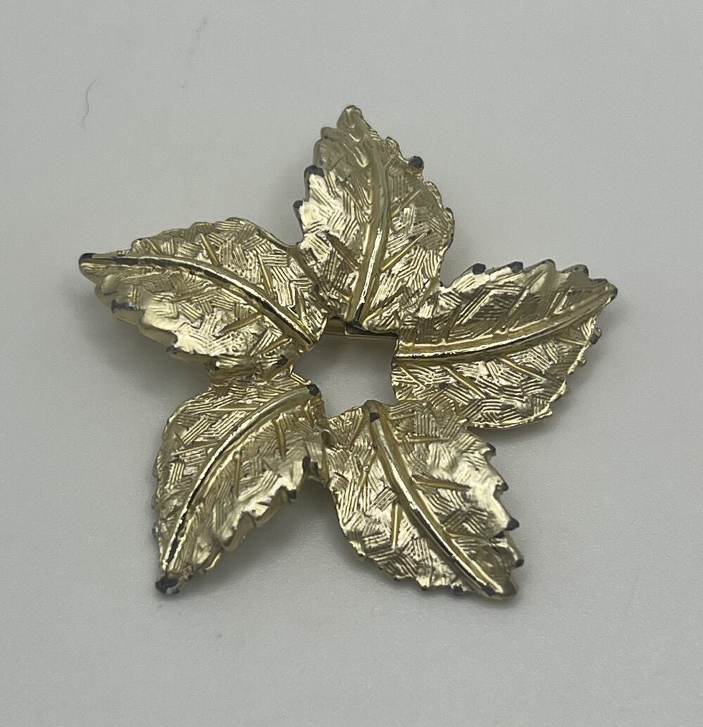 VTG MCM Lt Gold Textured 5 Leaf Flower Star Open Center Costume Brooch